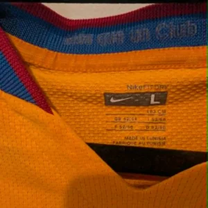 Alternative view of 2006/07 FC Barcelona Away Shirt - Ronaldinho #10 (Large)