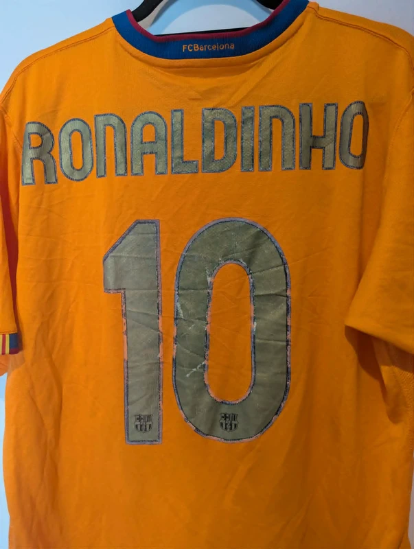 2006/07 FC Barcelona Away Shirt - Ronaldinho #10 (Large) - Image 3